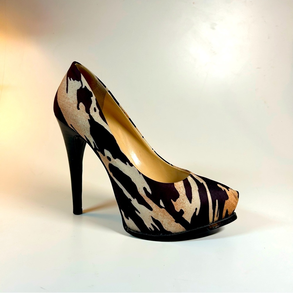 GUESS Tiger Print Hidden Platform Stiletto heels pumps. Size 7M.